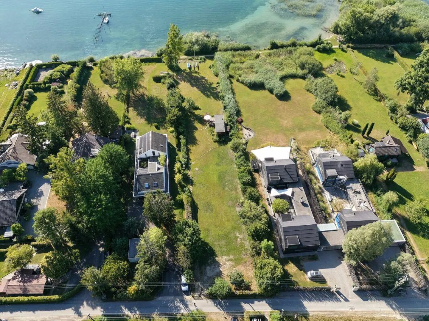 Grande parcelle de terrain à bâtir au bord du lac de Bienne avec potentiel. Résidence principale et secondaire possible ! - Photo 3 sur 22