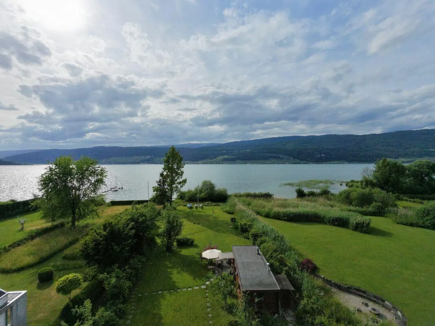 Grande parcelle de terrain à bâtir au bord du lac de Bienne avec potentiel. Résidence principale et secondaire possible ! - Photo 12 sur 22