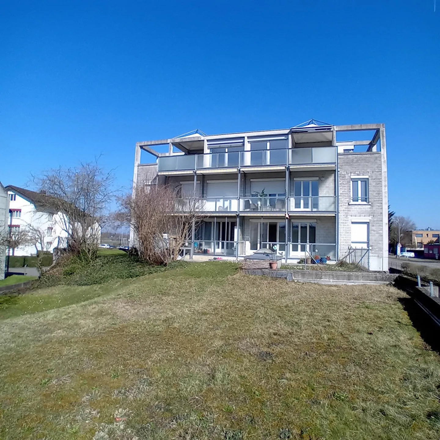 Casa plurifamiliare, abitazione e commercio - Foto 2 di 21