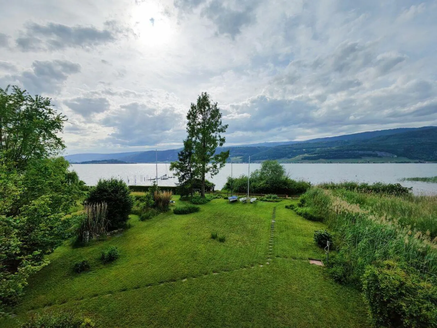 Grande parcelle de terrain à bâtir au bord du lac de Bienne avec potentiel. Résidence principale et secondaire possible ! - Photo 14 sur 22