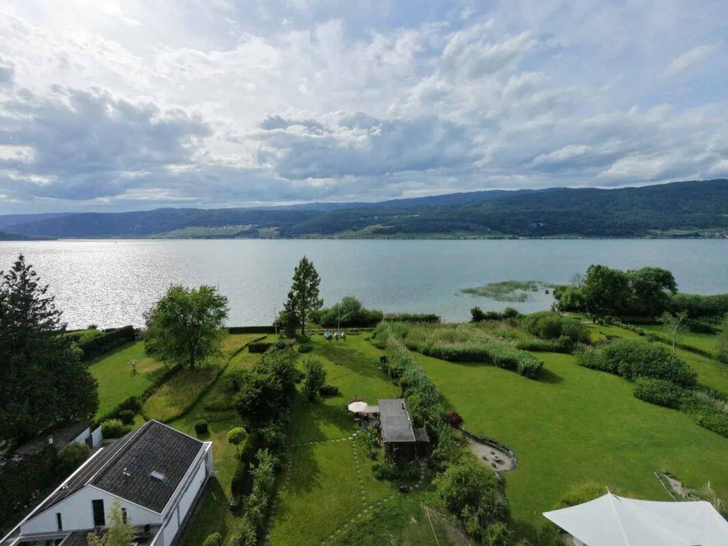 Grande parcelle de terrain à bâtir au bord du lac de Bienne avec potentiel. Résidence principale et secondaire possible ! - Photo 15 sur 22