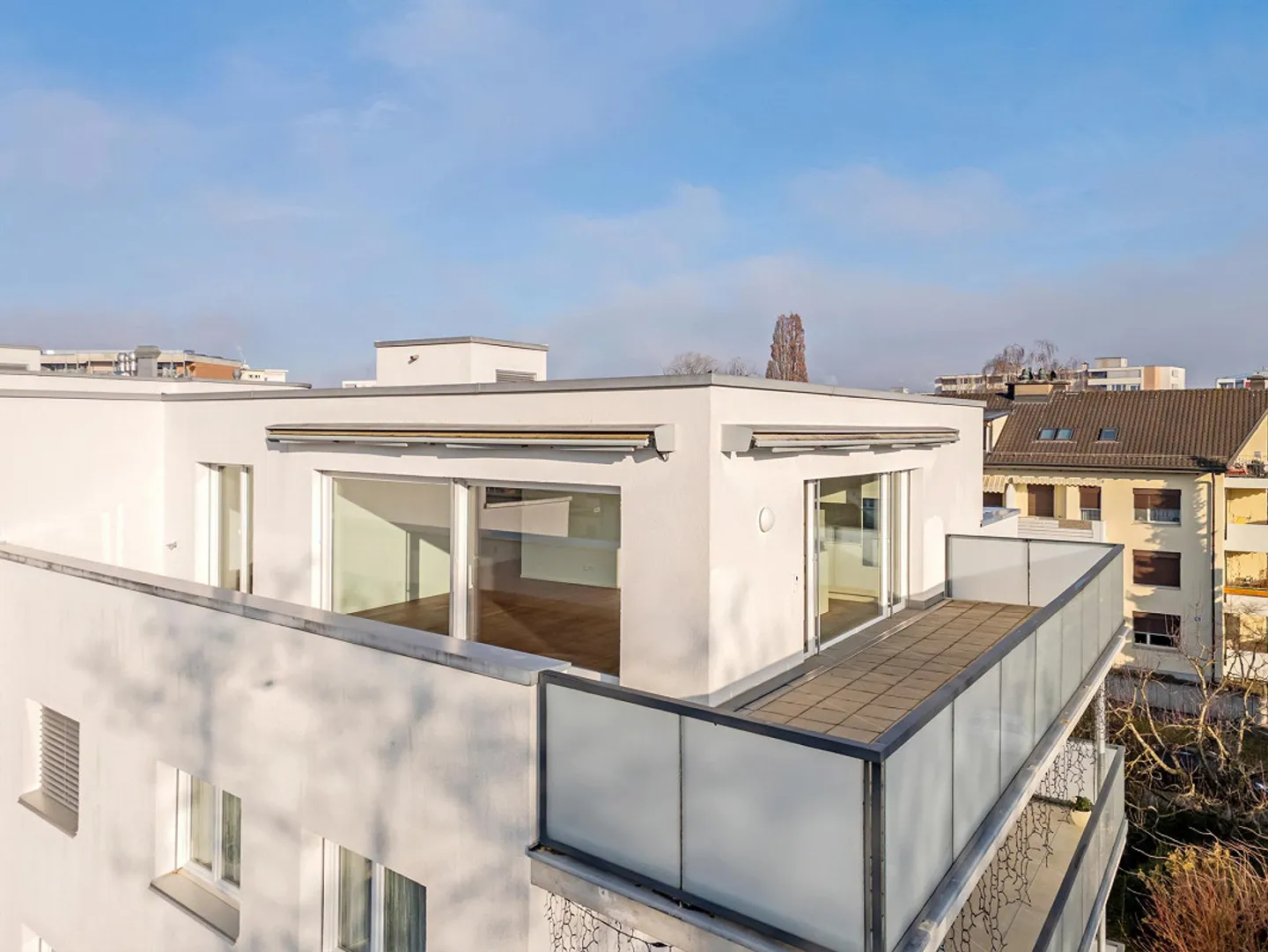 Elegante Attika mit zwei grossen Terrassen - Foto 2 von 11