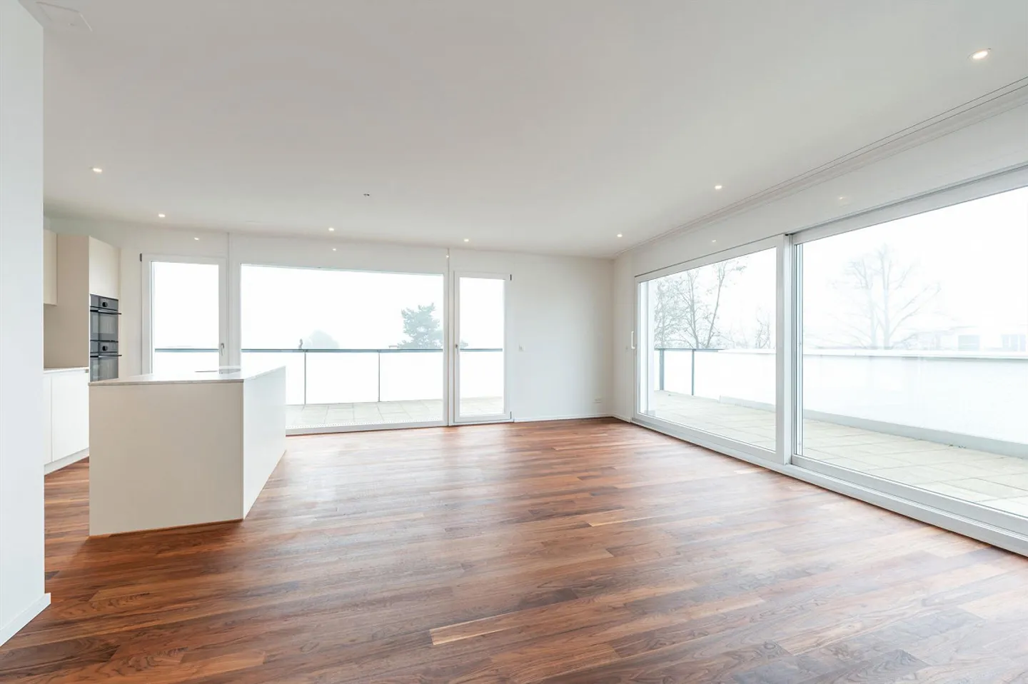 Elegante Attika mit zwei grossen Terrassen - Foto 3 von 11