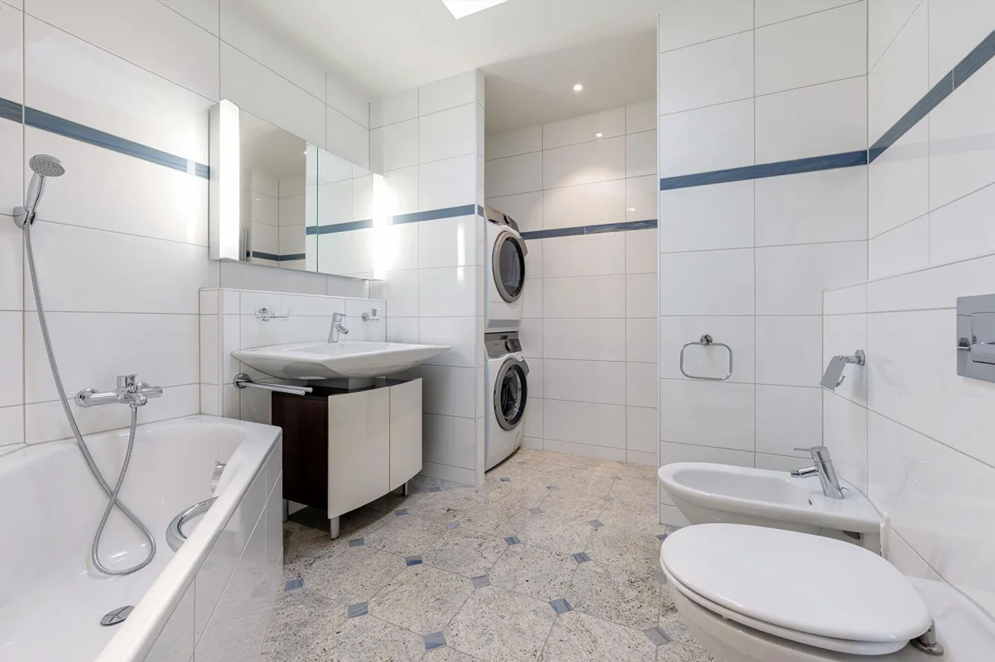 Elegante Attika mit zwei grossen Terrassen - Foto 6 von 11