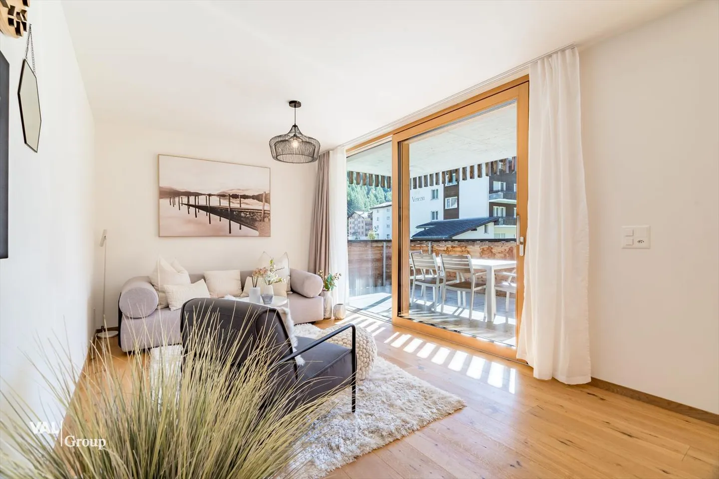 Alpine Panorama Pure: Spacious Furnished 4.5 Room Apartment with Balcony - Photo 3 of 13
