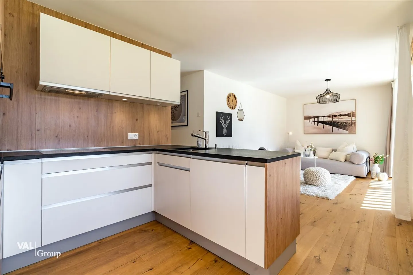 Alpine Panorama Pure: Spacious Furnished 4.5 Room Apartment with Balcony - Photo 4 of 13