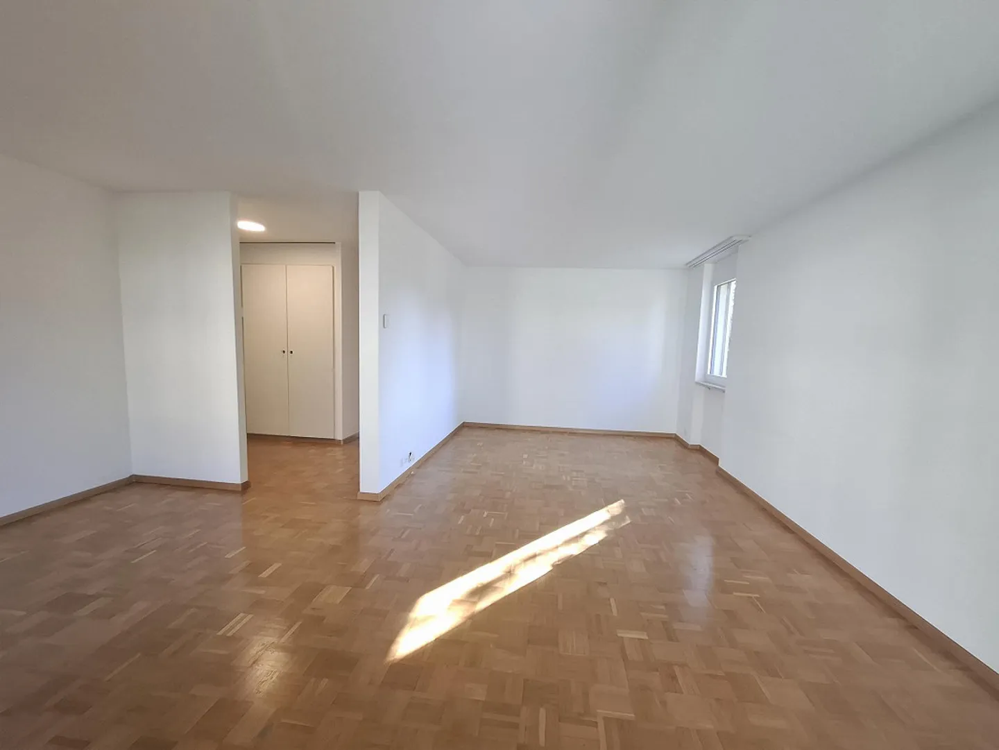 Helle Wohnung mit Balkonen - Foto 4 von 13