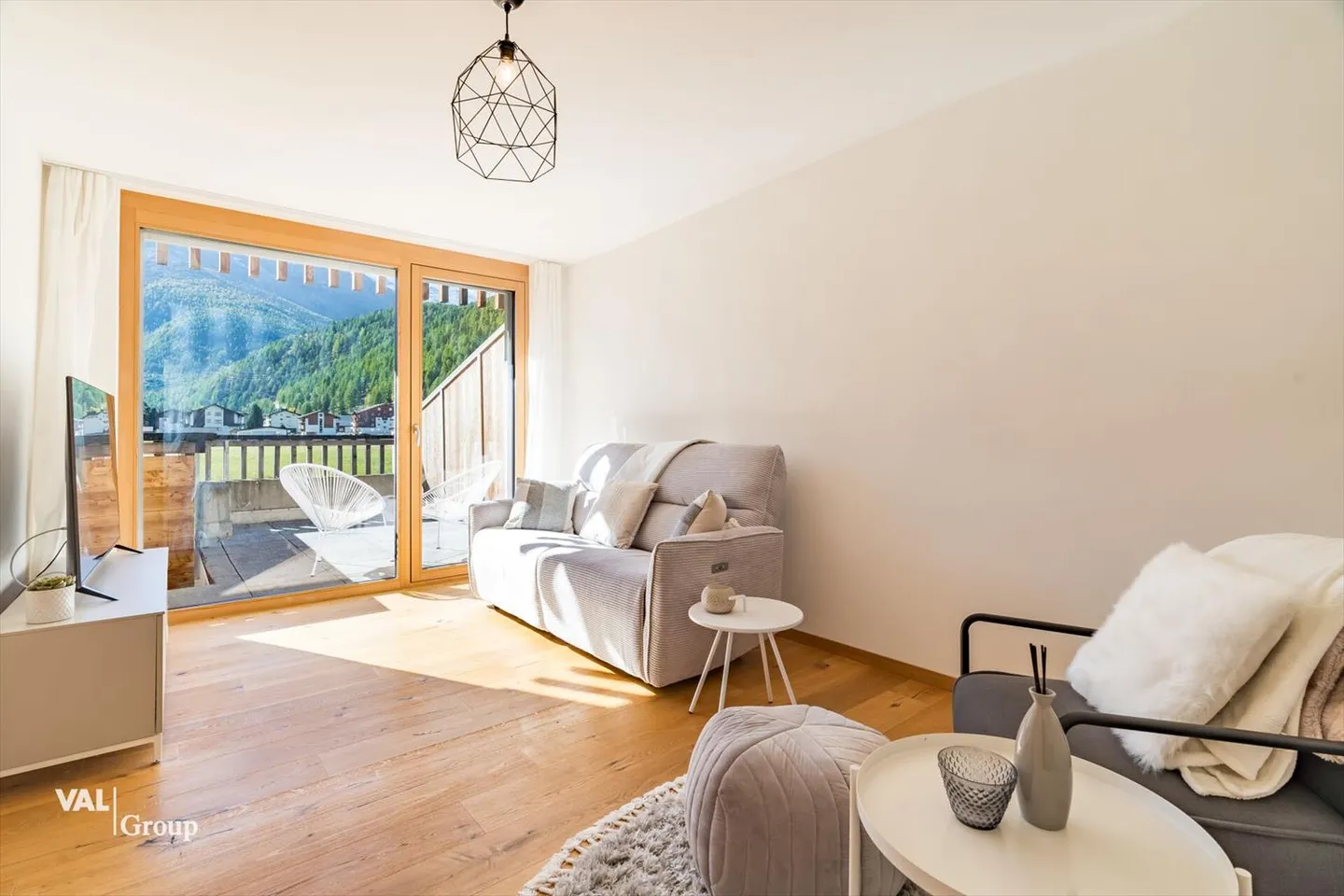 Alpine Panorama Pure: Spacious Furnished 4.5 Room Apartment with Balcony - Photo 10 of 13
