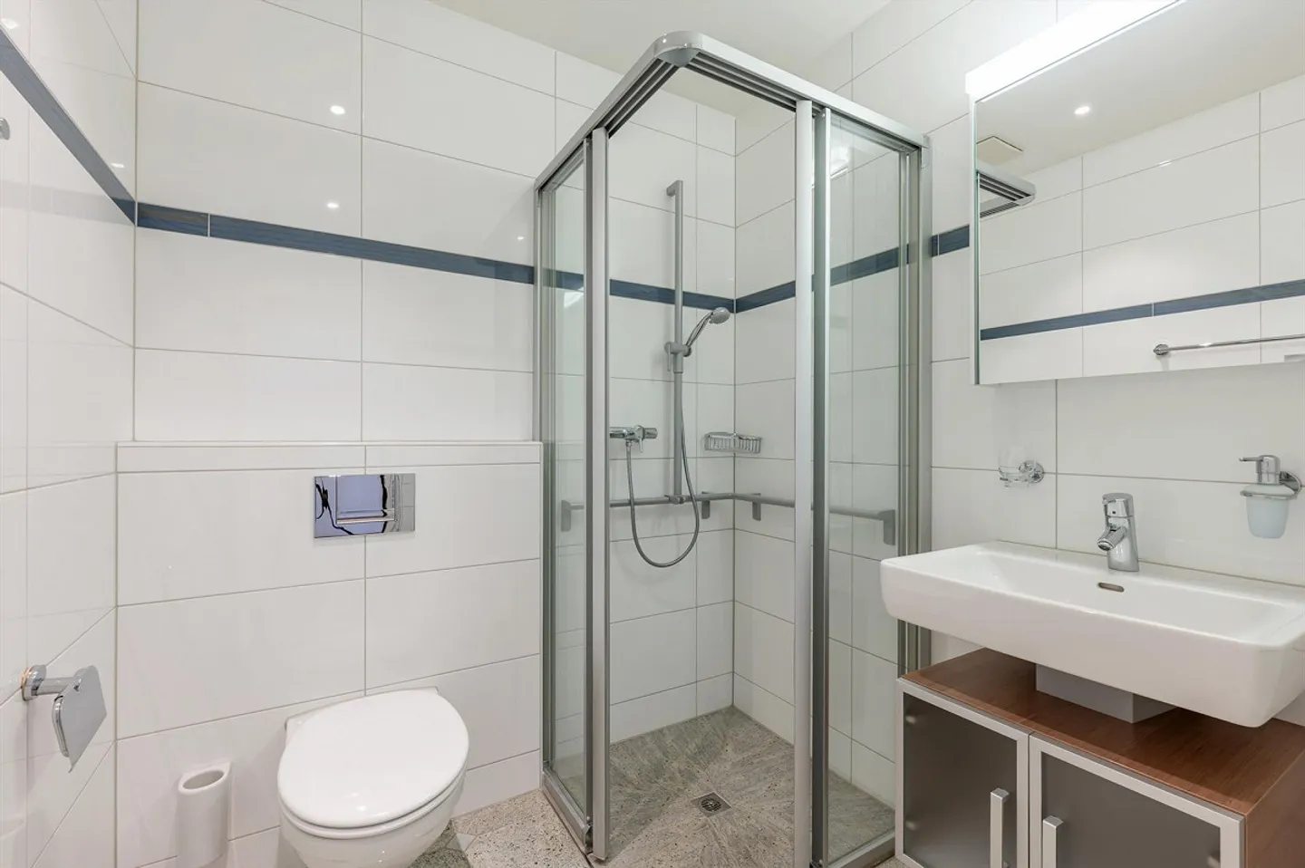 Elegante Attika mit zwei grossen Terrassen - Foto 9 von 11