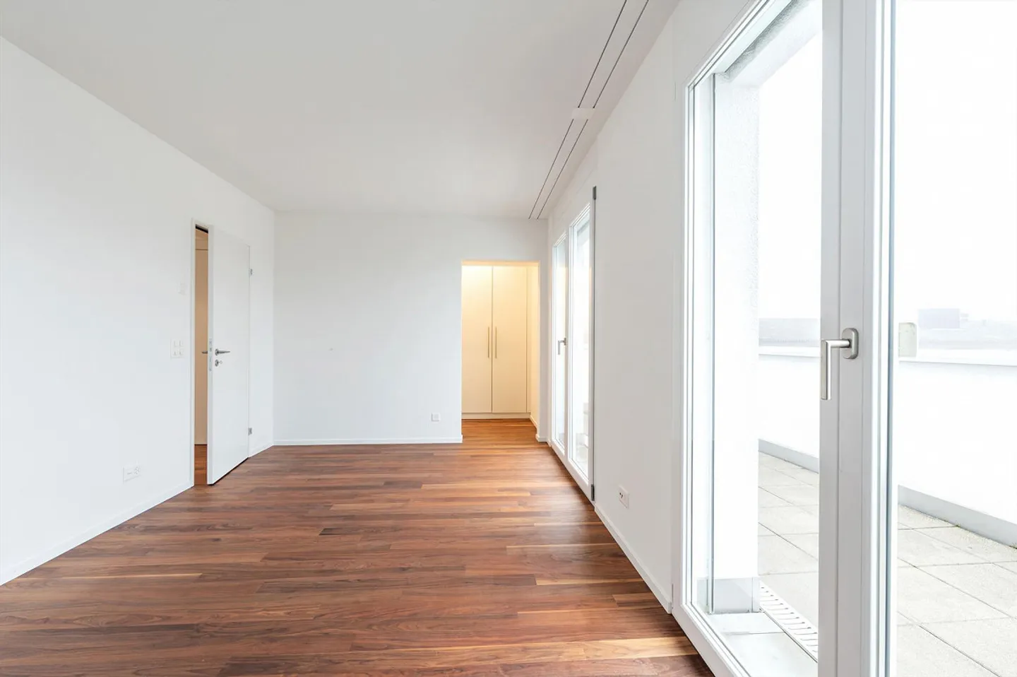 Elegante Attika mit zwei grossen Terrassen - Foto 10 von 11