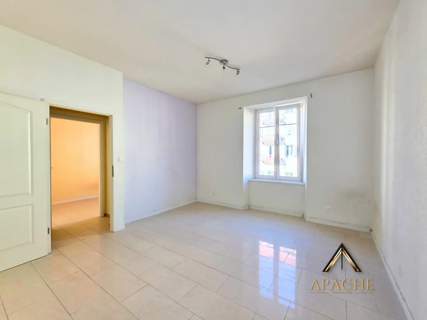 Appartement de ces dernières années avec 5.5 pièces et grand balcon au centre-ville - divisible en 2 appartements - Photo 3 sur 7