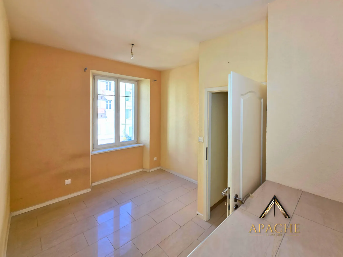 Appartement de ces dernières années avec 5.5 pièces et grand balcon au centre-ville - divisible en 2 appartements - Photo 5 sur 7