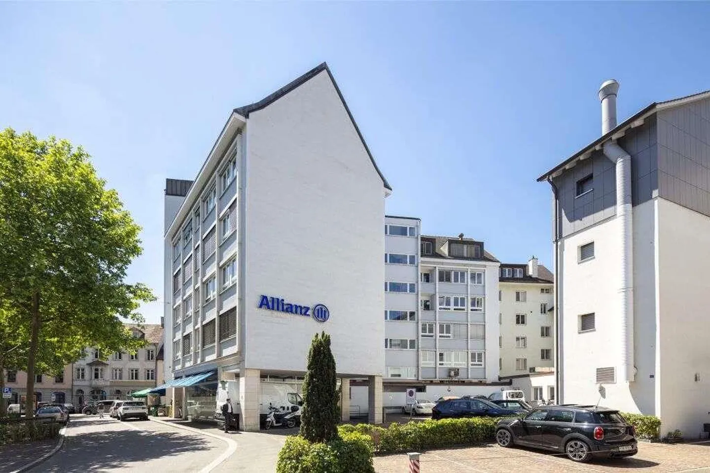 Residential and commercial building in the city center - Photo 2 of 9