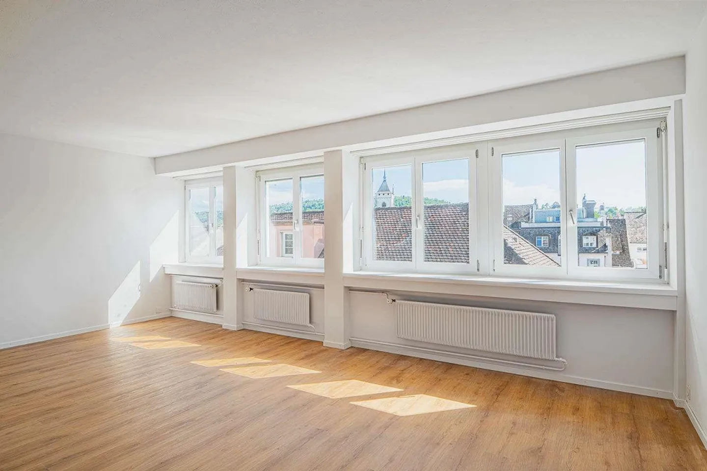 Residential and commercial building in the city center - Photo 3 of 9