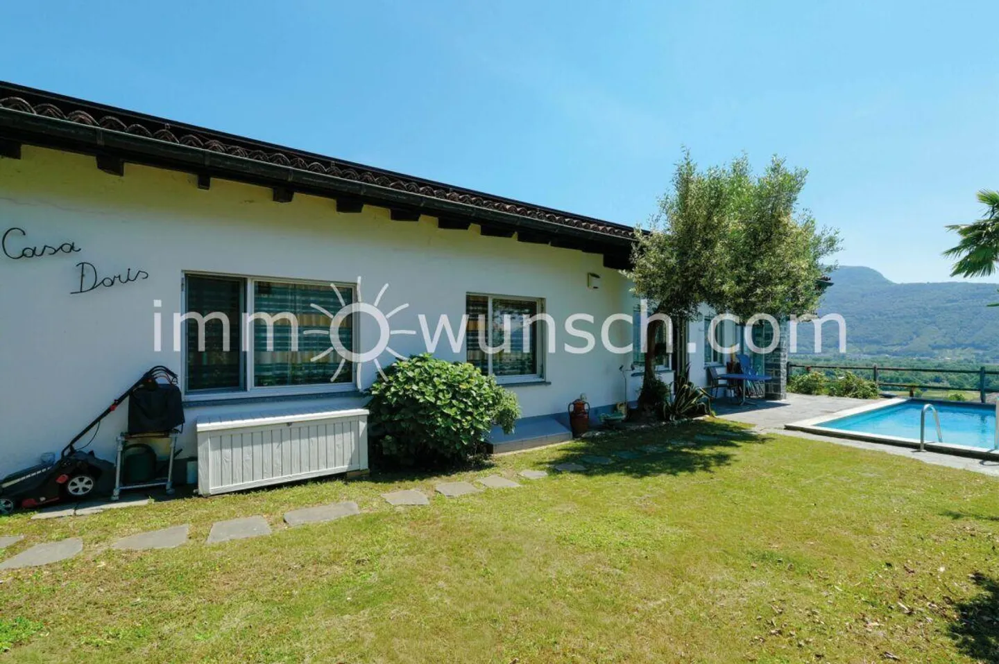 Quietly located and well-kept 5 ½ room single-family house with pool - Photo 4 of 16