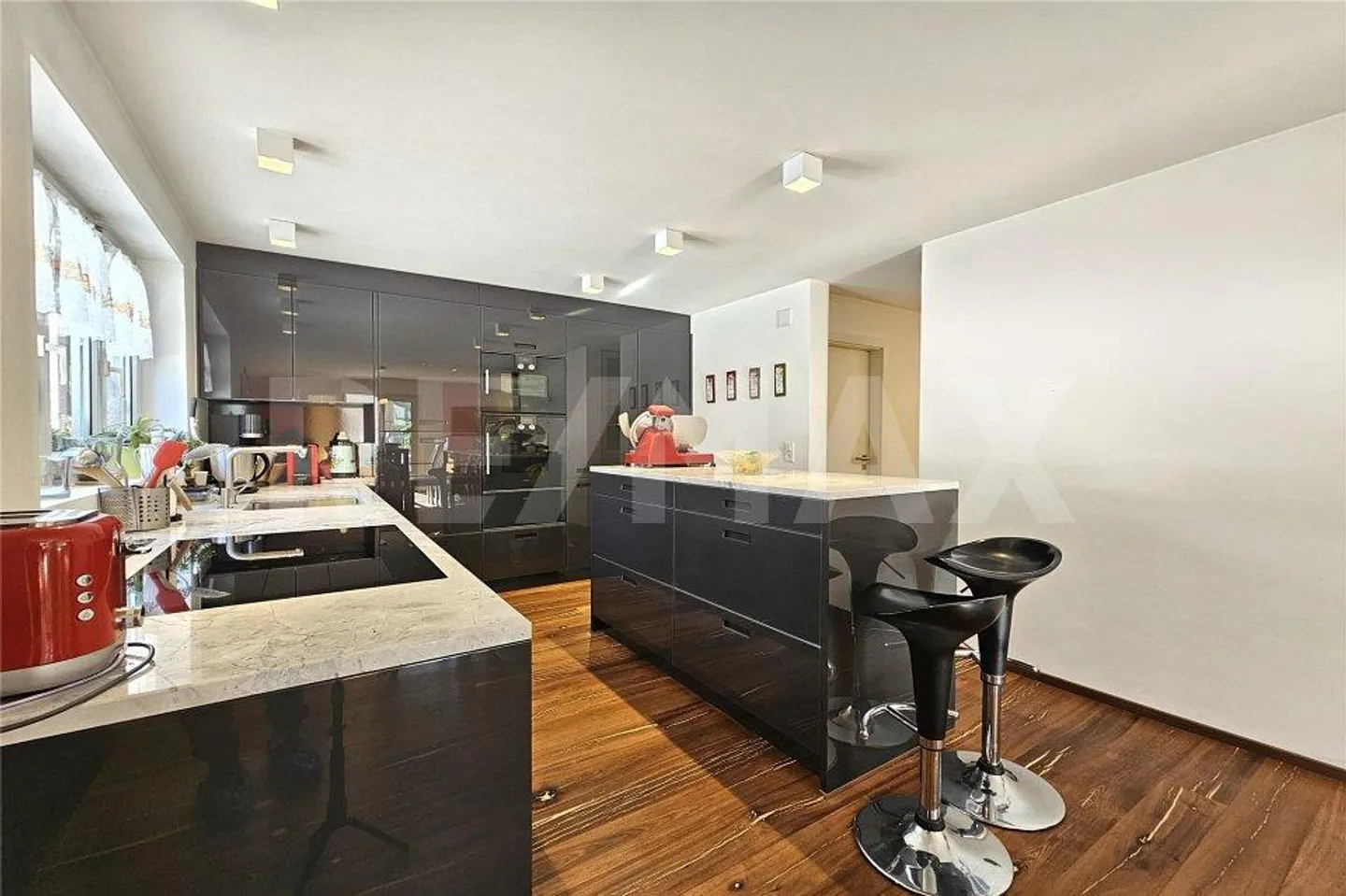 Exclusive living experience in Leukerbad: detached house with style and elegance - Photo 5 of 13
