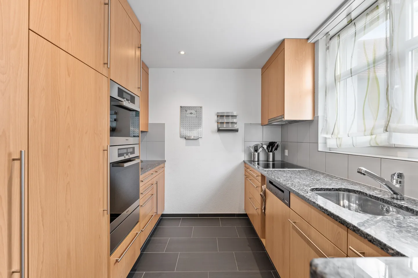 Maison semi-détachée spacieuse de 5,5 pièces avec 237m2 de surface habitable - Photo 3 sur 9