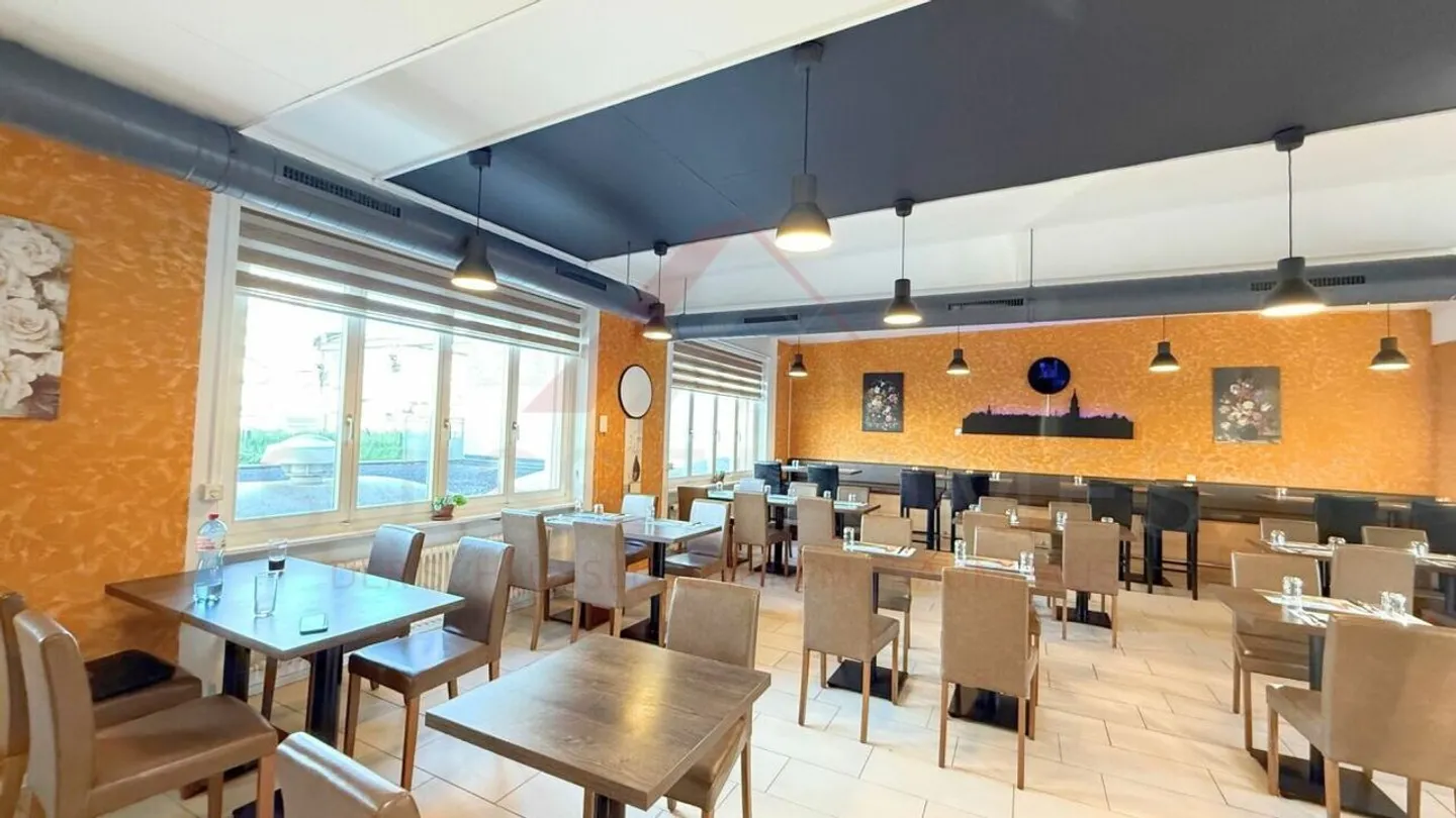 Ristorante attraente con servizio da asporto - Posti interni ed esterni in posizione privilegiata - Foto 1 di 3