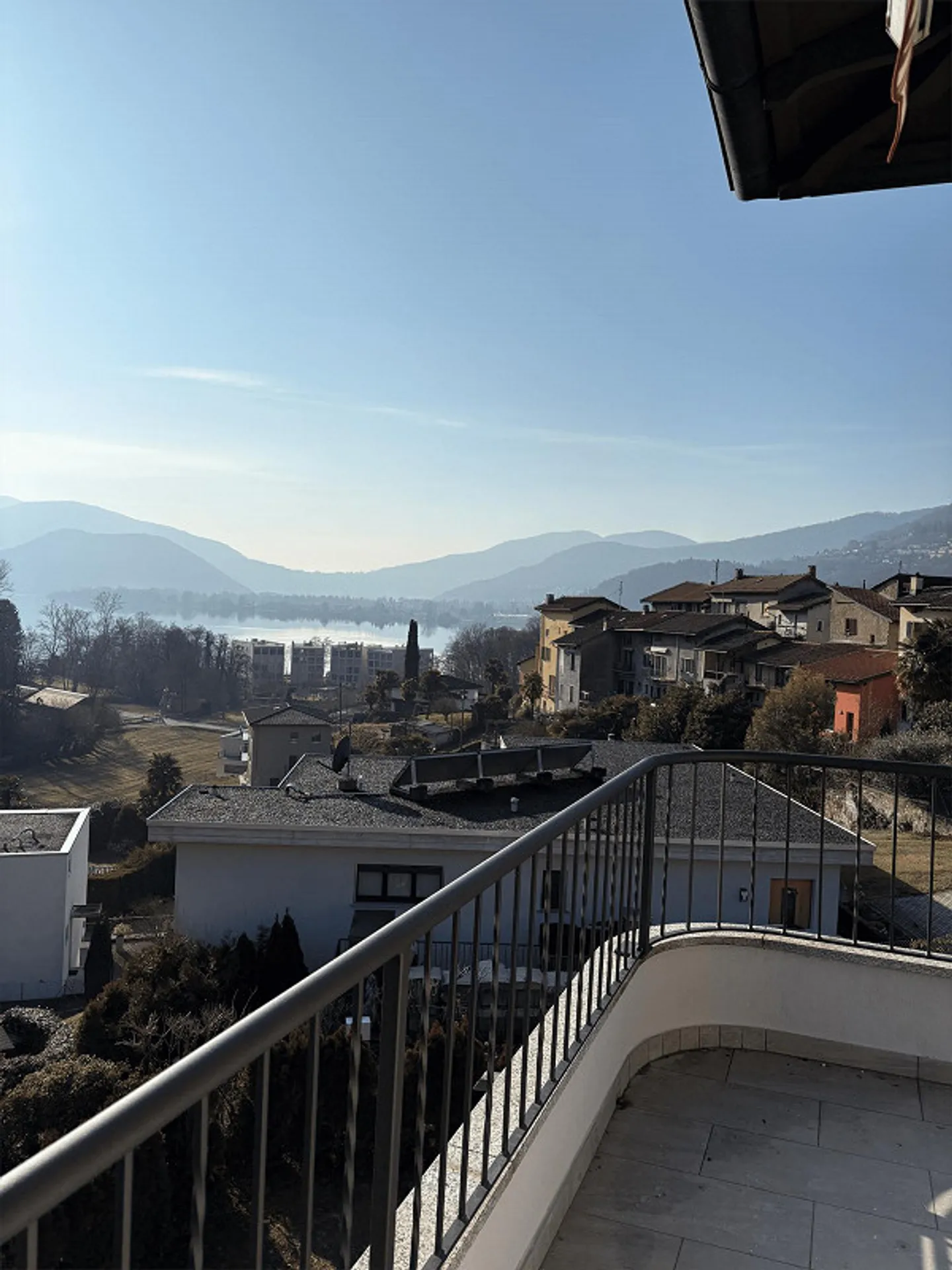 Appartamento ristrutturato con vista lago - Foto 1 di 13