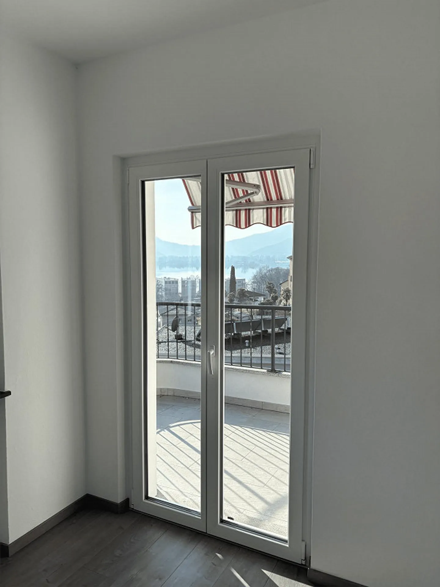 Appartamento ristrutturato con vista lago - Foto 8 di 13