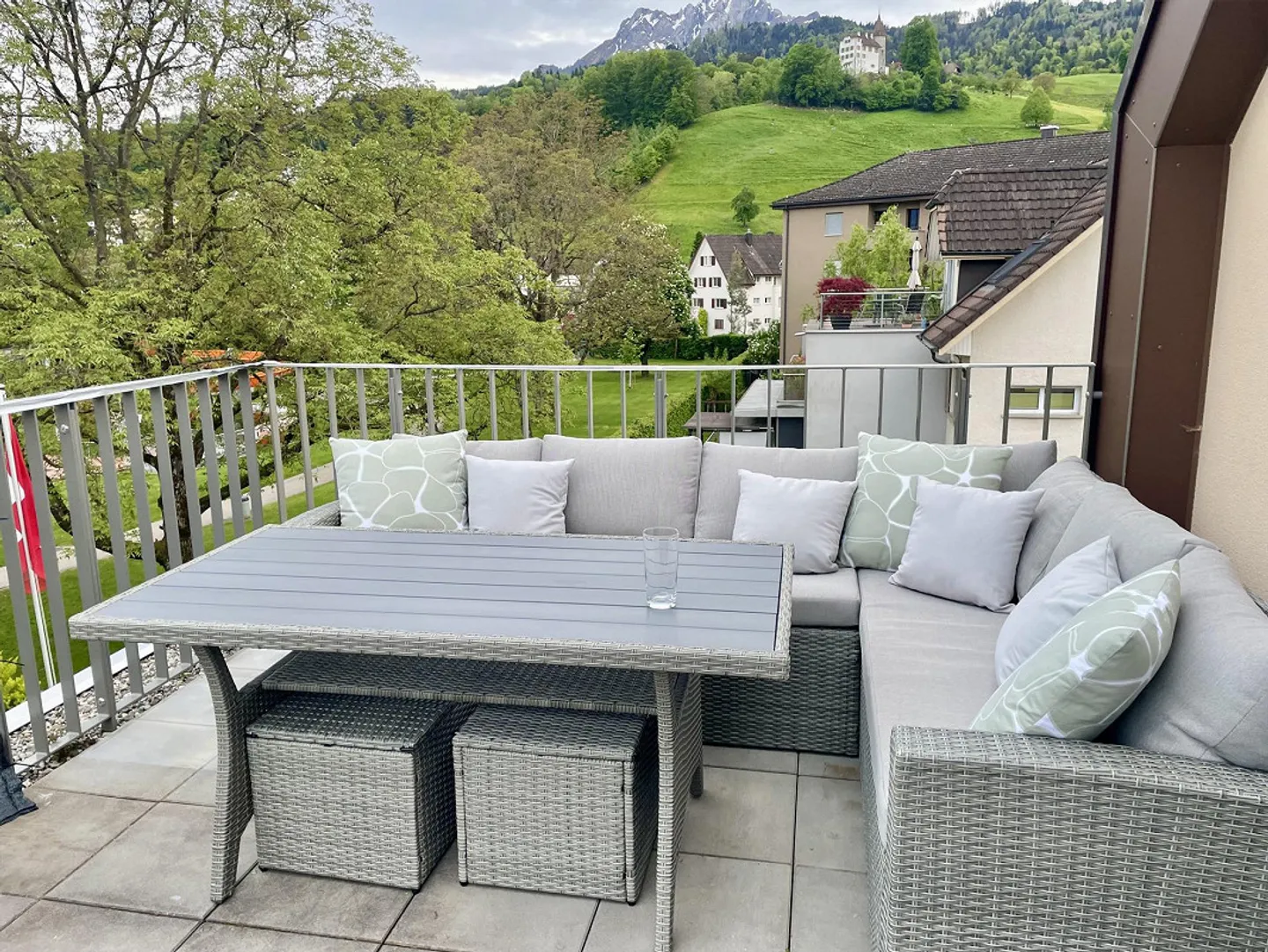 Bellissimo appartamento arredato di 3.5 stanze con una grande terrazza - Foto 1 di 9