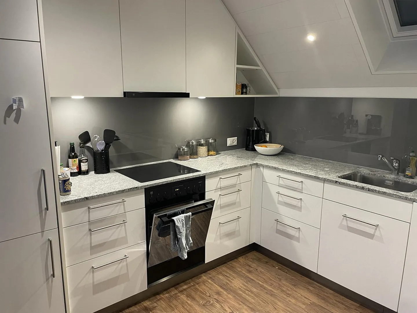 Bellissimo appartamento arredato di 3.5 stanze con una grande terrazza - Foto 6 di 9