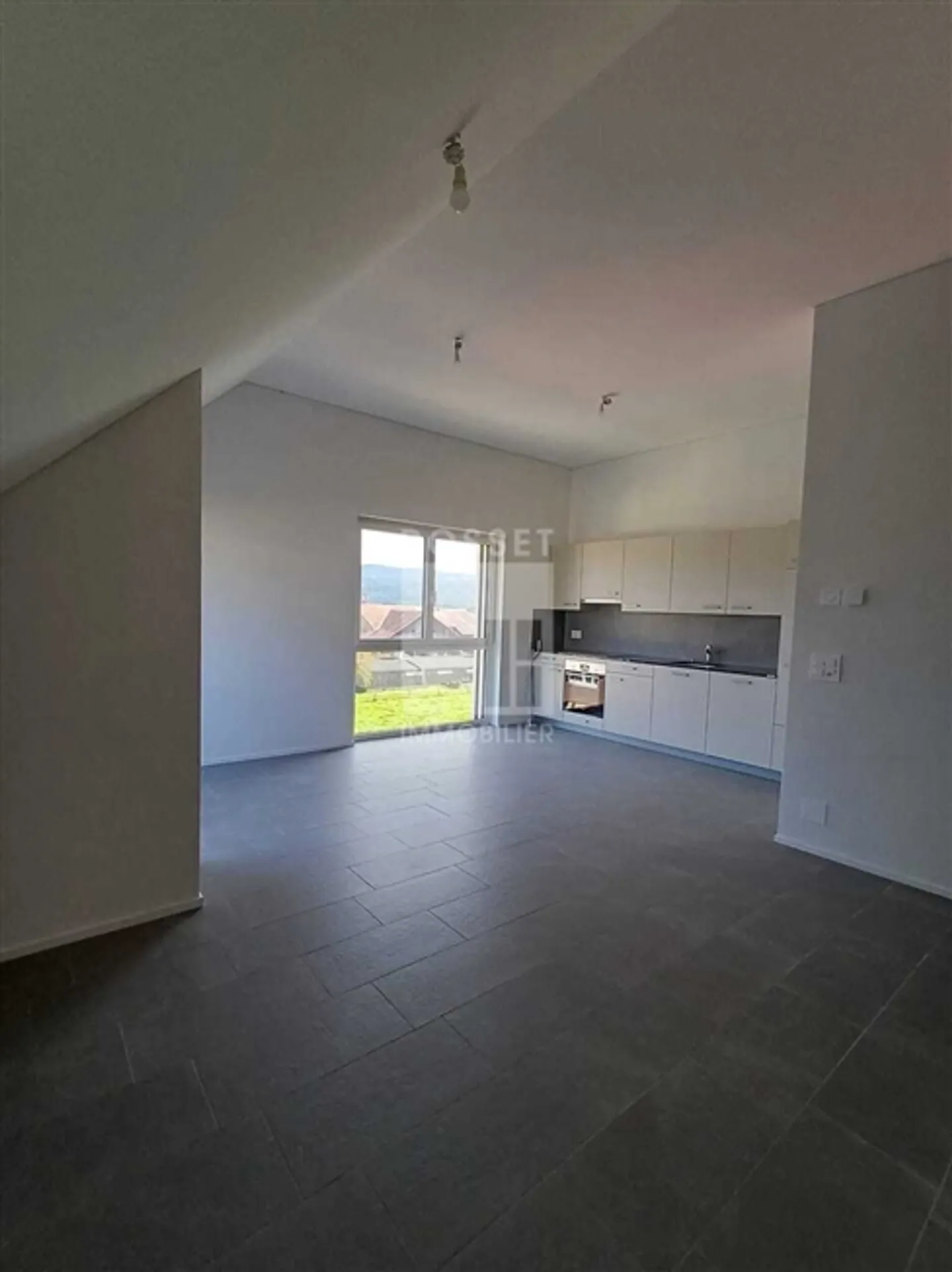 New 2.5-room apartments of approx. 51 and 58 m² in the attic - Photo 2 of 7