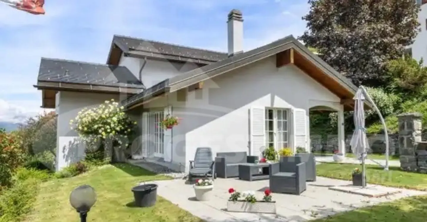 Atemberaubende Villa mit Talblick - Foto 1 von 11