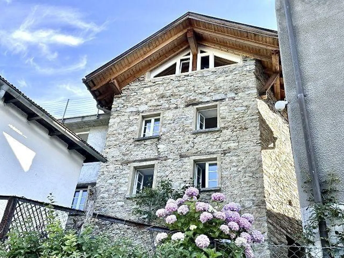 Casa ticinese di lusso di 4 1/2 locali con giardino, molto soleggiata e tranquilla, bella vista - Foto 1 di 33