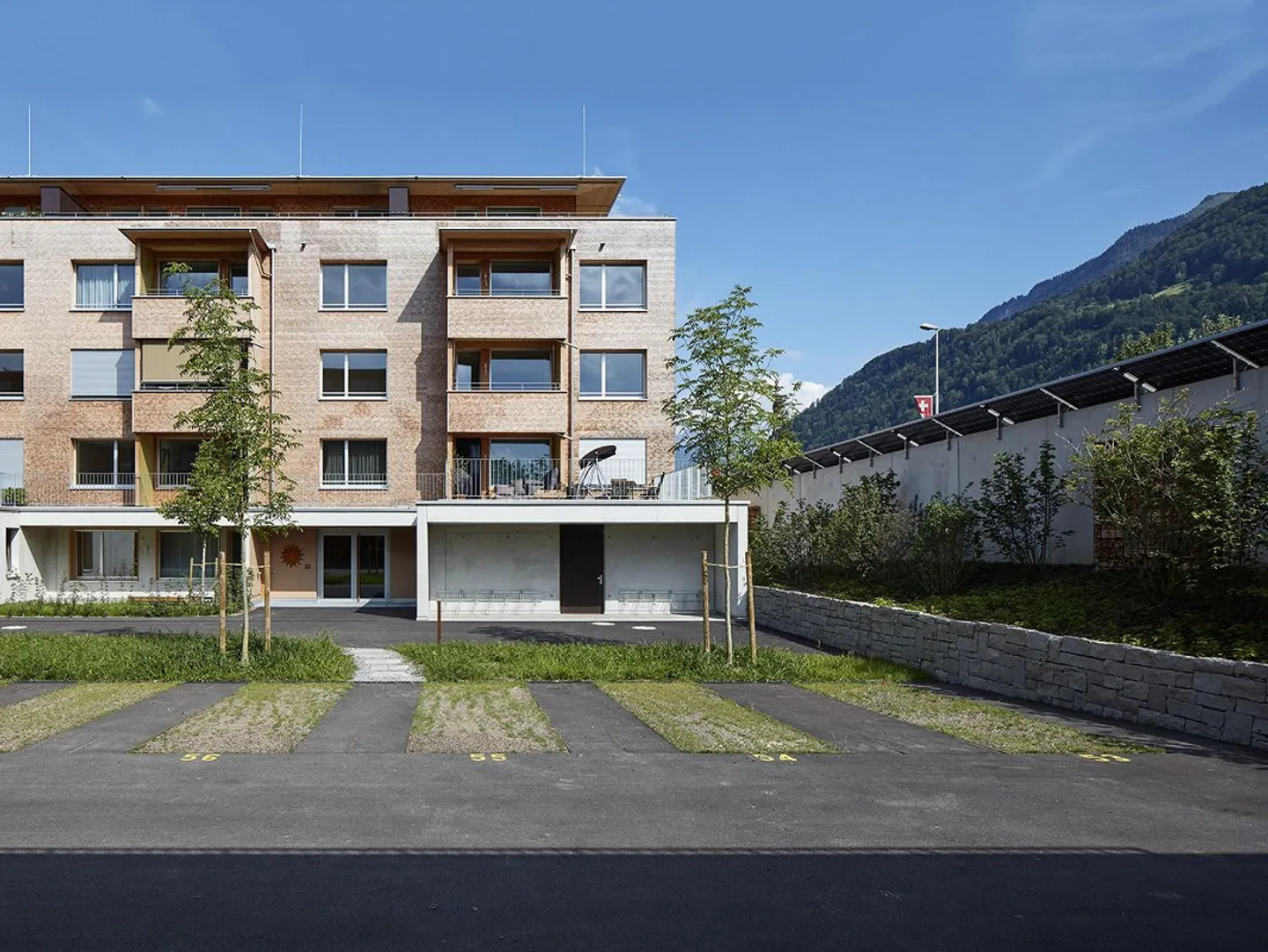 Outdoor parking space for rent in Reichenburg - Photo 2 of 3