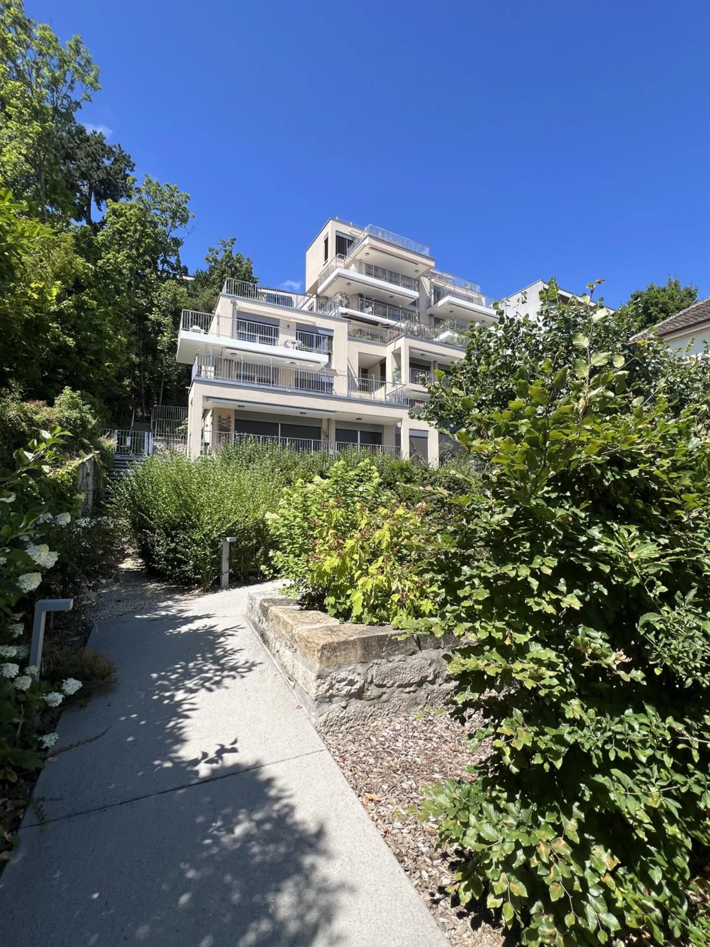 Schönes modernes Apartment mit exklusivem Außenbereich im Herzen von Neuchâtel - Foto 1 von 13