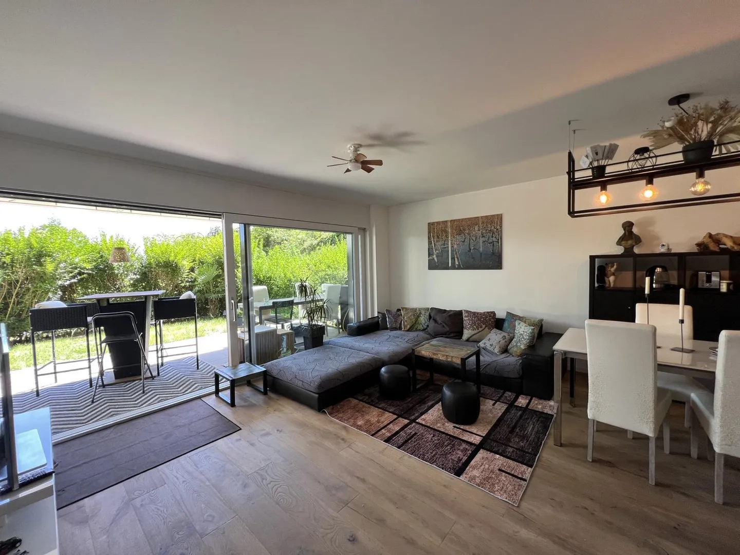 Schönes modernes Apartment mit exklusivem Außenbereich im Herzen von Neuchâtel - Foto 3 von 13