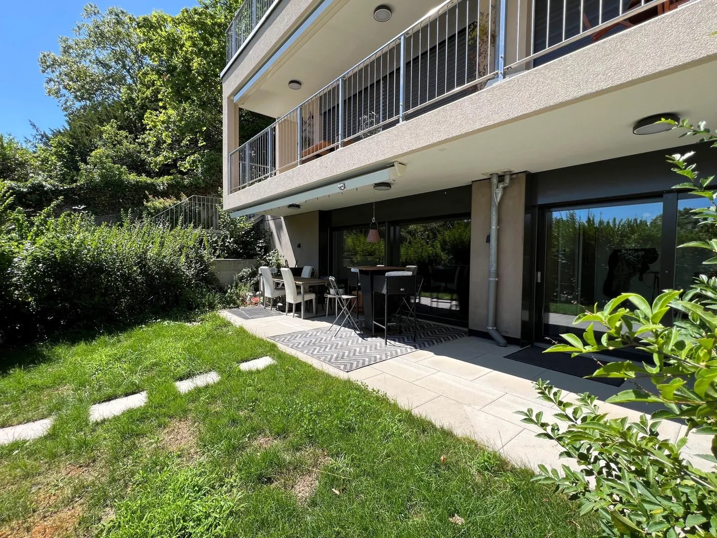 Schönes modernes Apartment mit exklusivem Außenbereich im Herzen von Neuchâtel - Foto 4 von 13