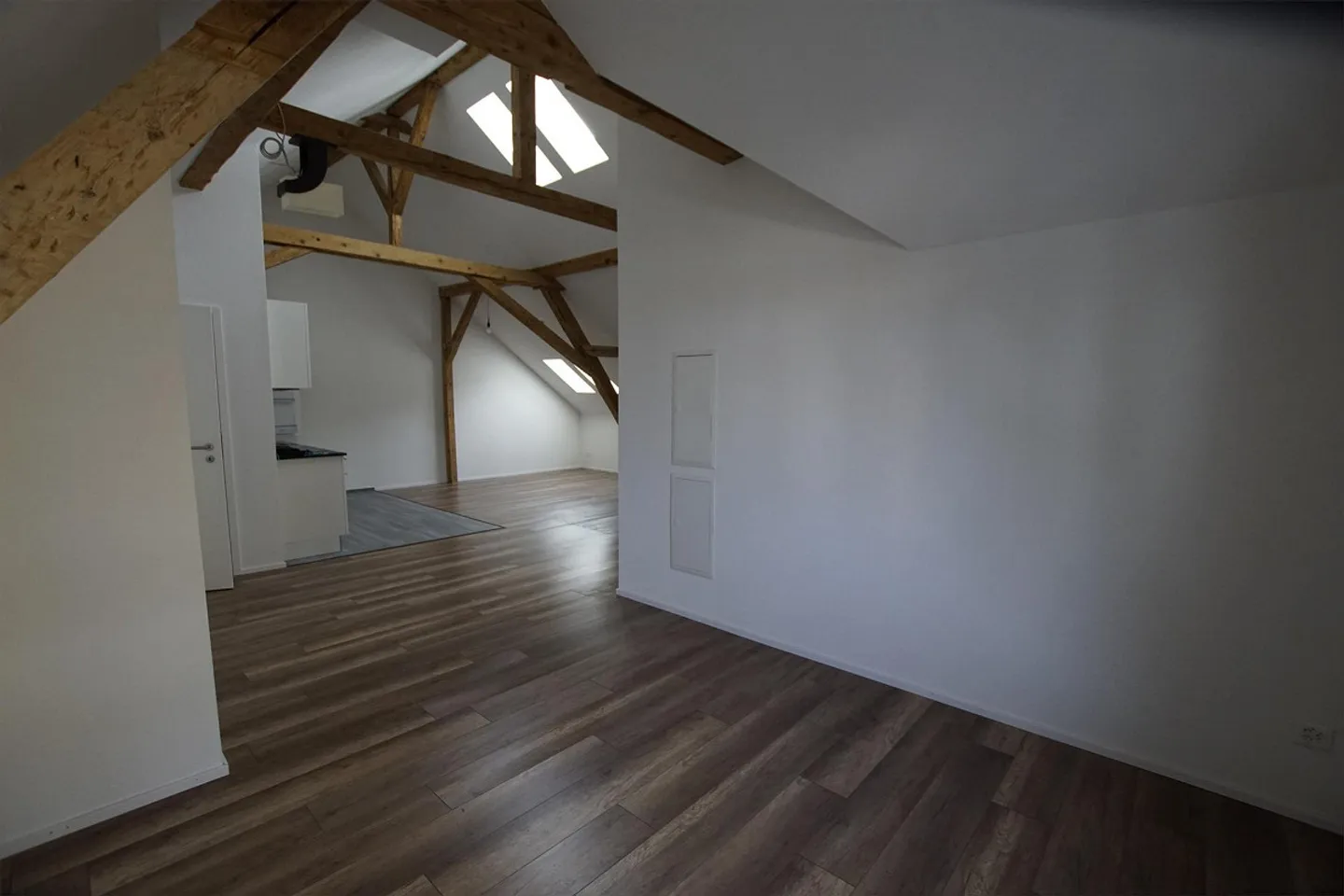 Charmante appartement en attique 3.5 pièces situé au centre d'Arbon - Photo 2 sur 6