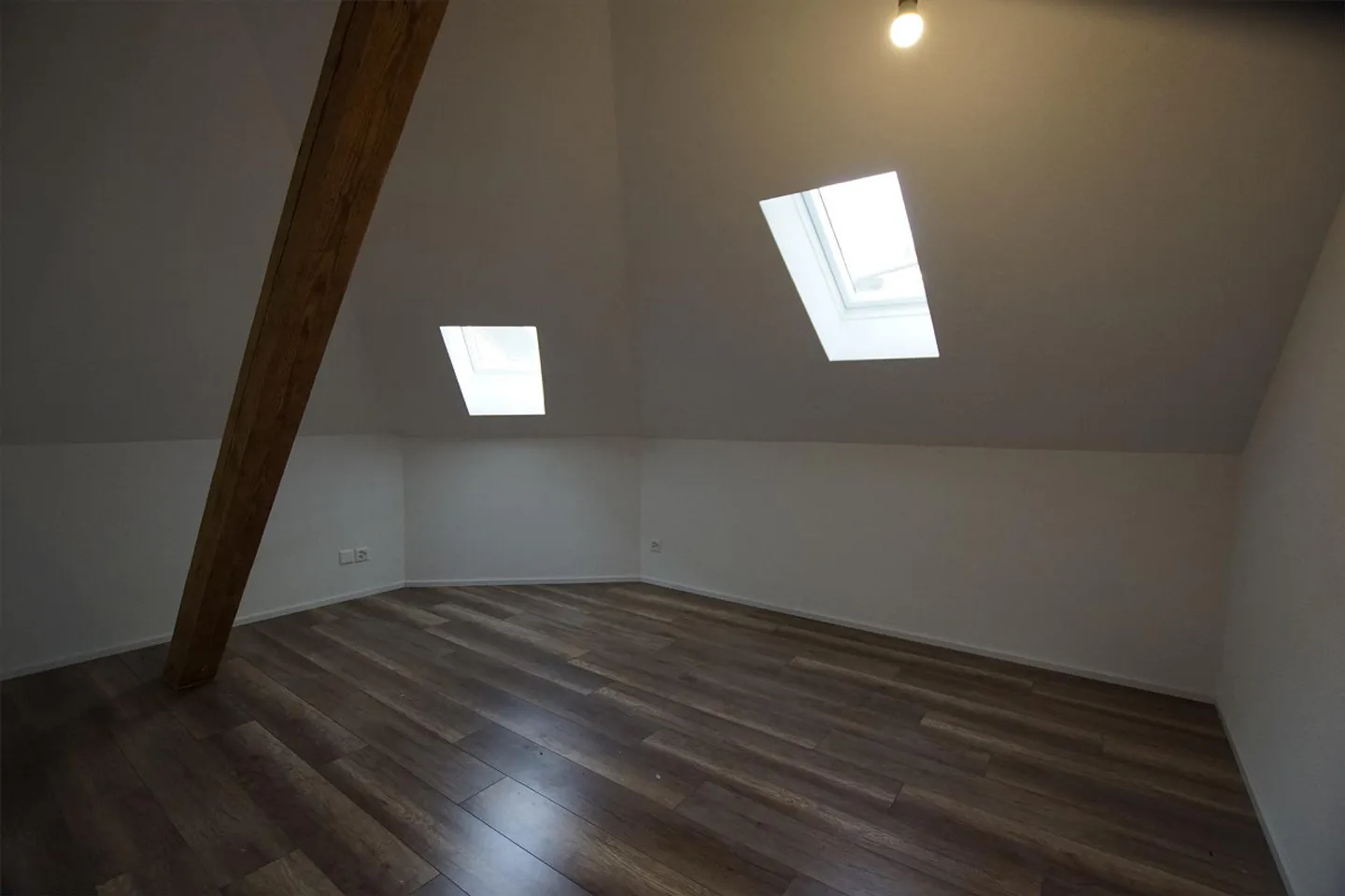 Charmante appartement en attique 3.5 pièces situé au centre d'Arbon - Photo 3 sur 6