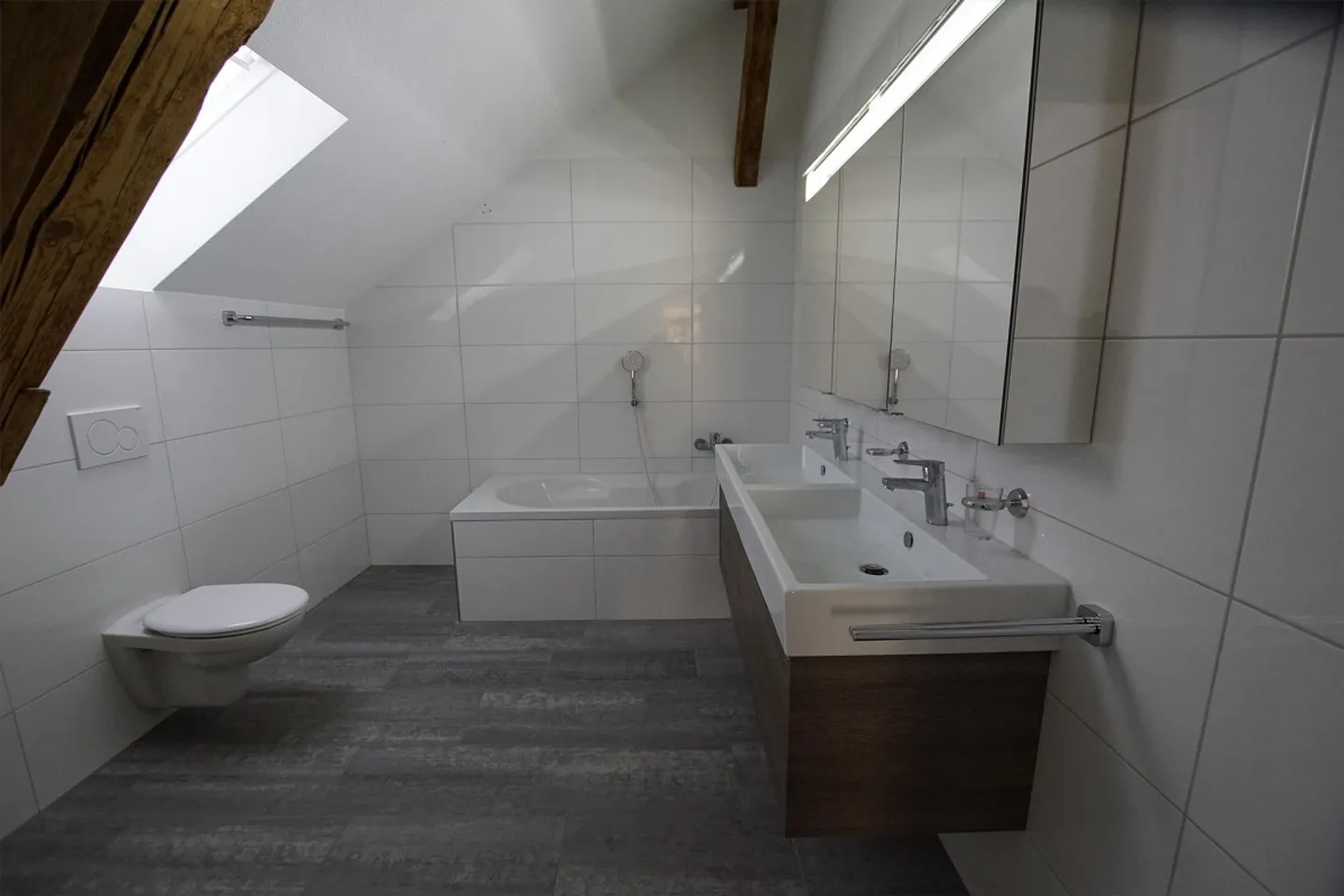 Charmante appartement en attique 3.5 pièces situé au centre d'Arbon - Photo 5 sur 6