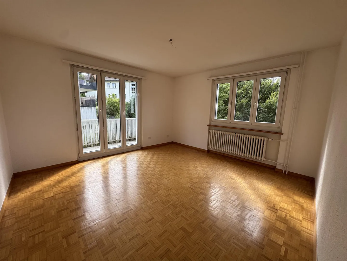 Ampio appartamento di 5 stanze con balcone in posizione tranquilla - Foto 1 di 8