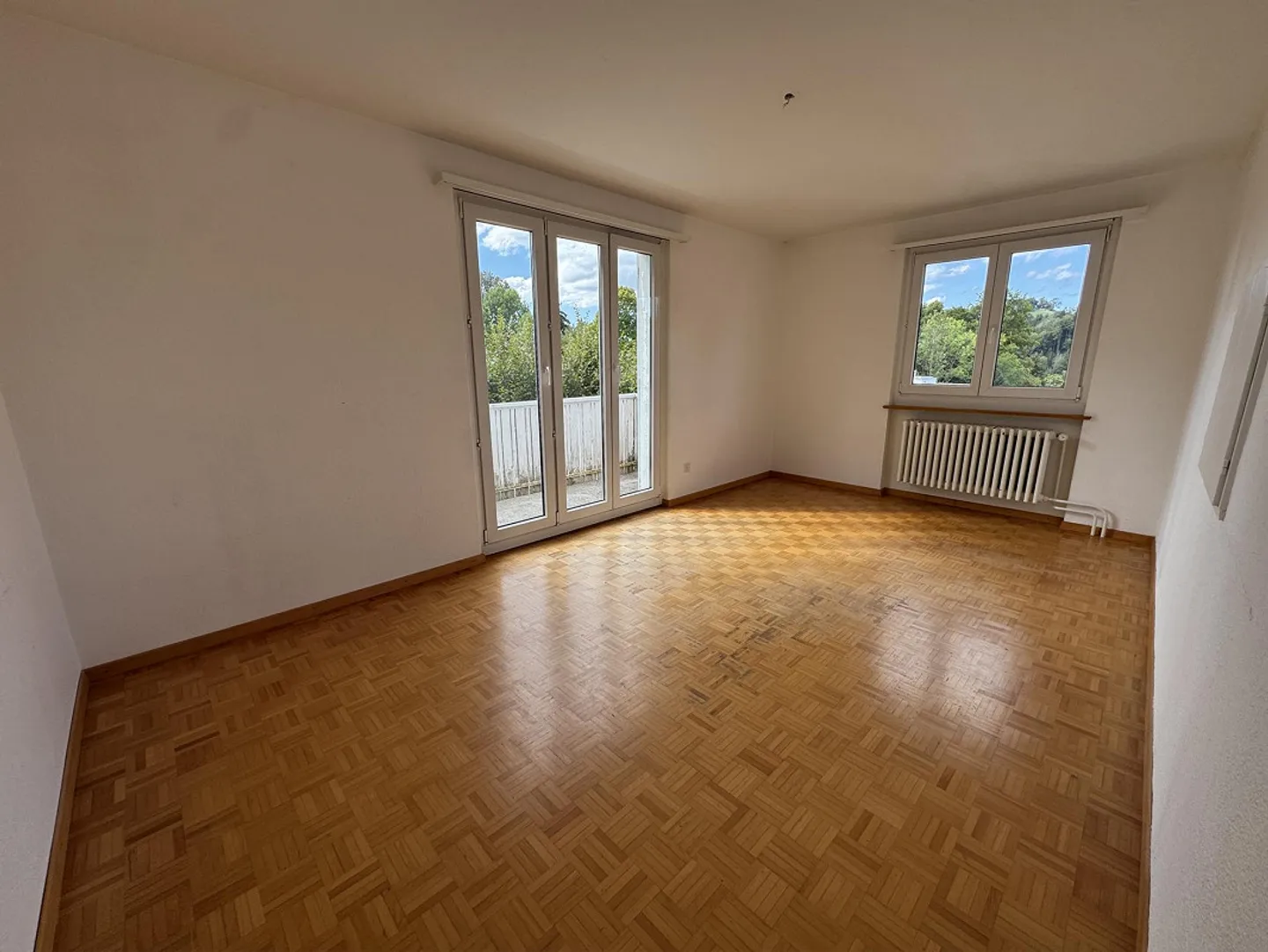 Ampio appartamento di 5 stanze con balcone in posizione tranquilla - Foto 3 di 8