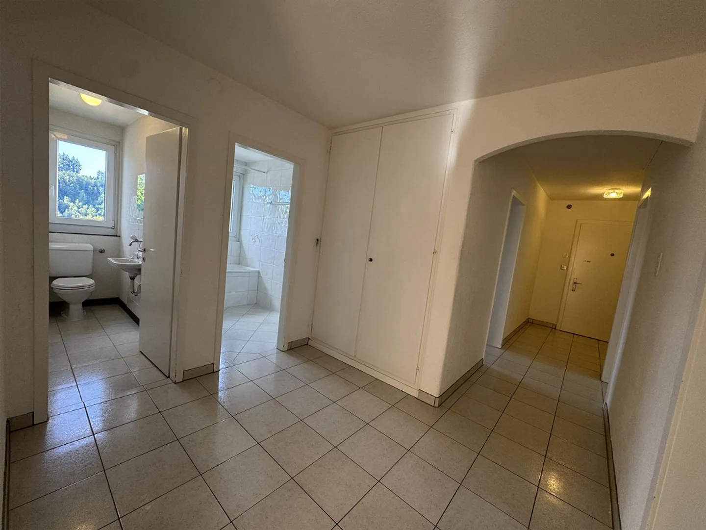 Ampio appartamento di 5 stanze con balcone in posizione tranquilla - Foto 4 di 8