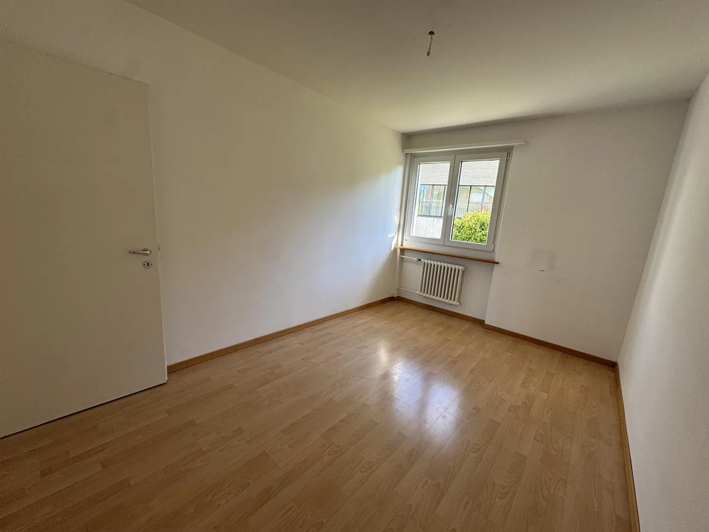 Ampio appartamento di 5 stanze con balcone in posizione tranquilla - Foto 6 di 8