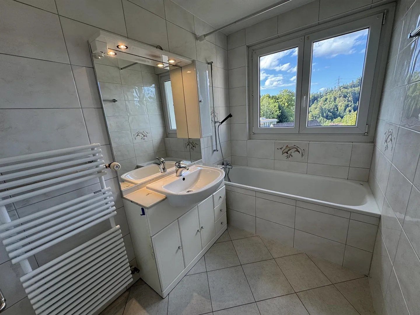 Ampio appartamento di 5 stanze con balcone in posizione tranquilla - Foto 7 di 8