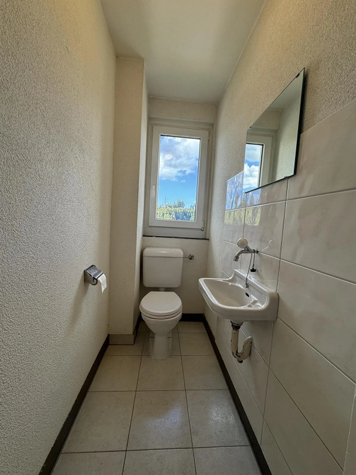 Ampio appartamento di 5 stanze con balcone in posizione tranquilla - Foto 8 di 8