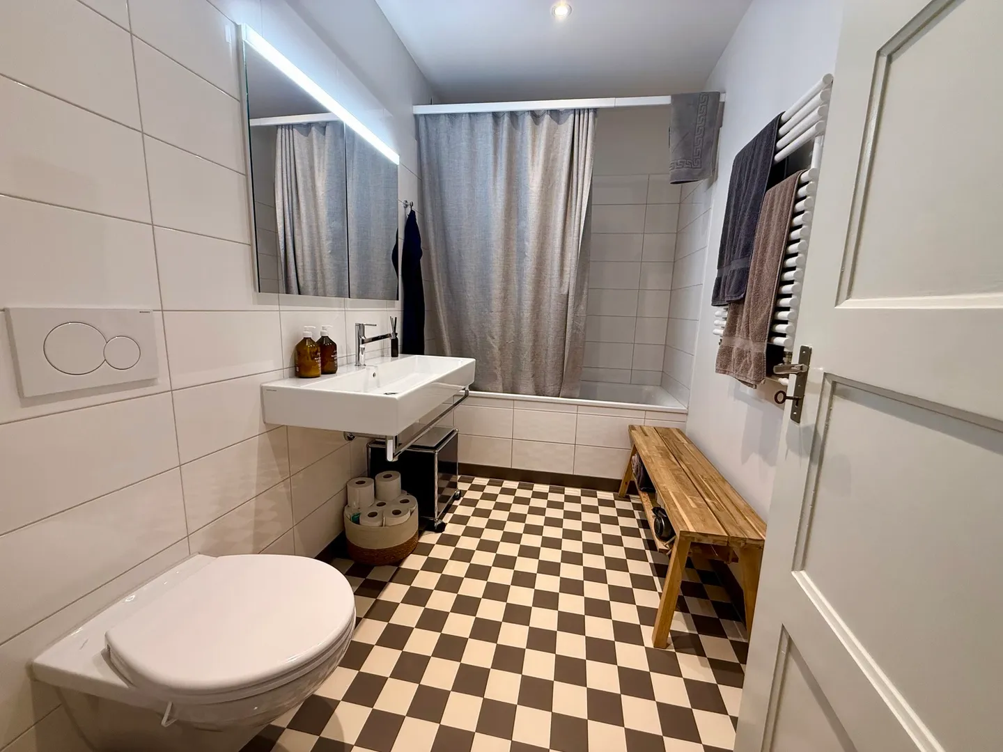 Charming Apartment in Bern - Photo 4 of 8