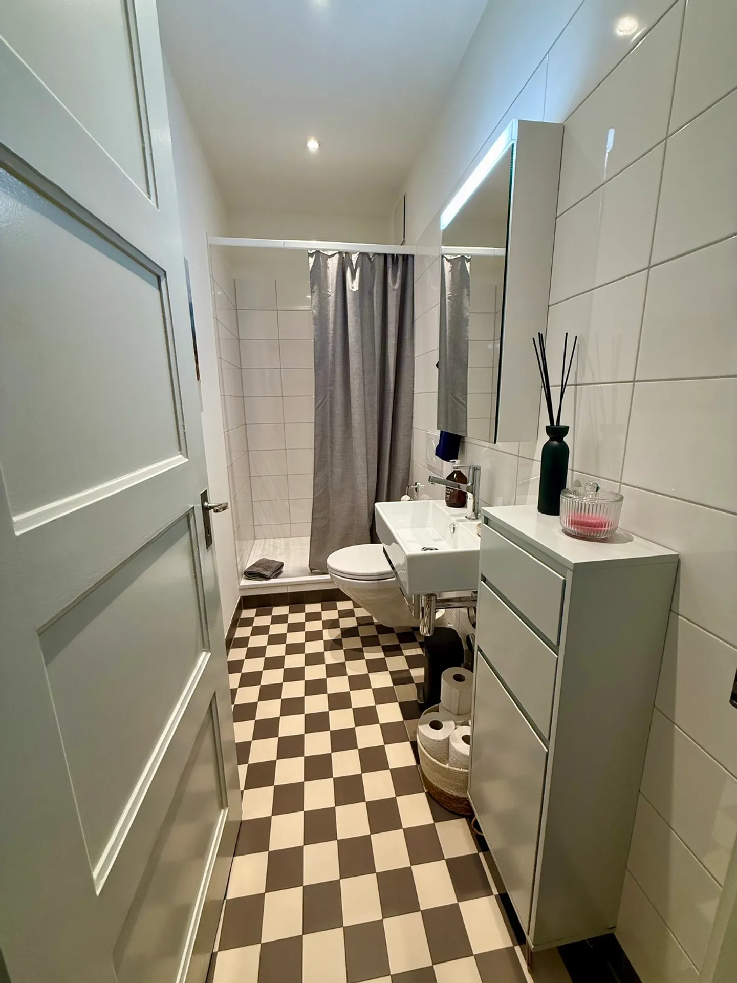 Charming Apartment in Bern - Photo 5 of 8