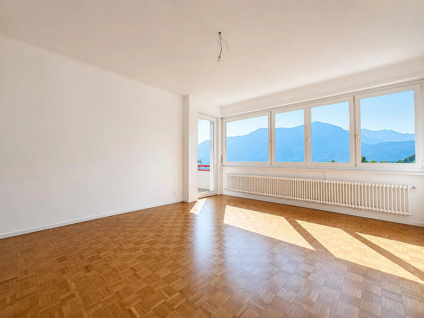 Bright 4.5-room apartment with lake view - Photo 3 of 9