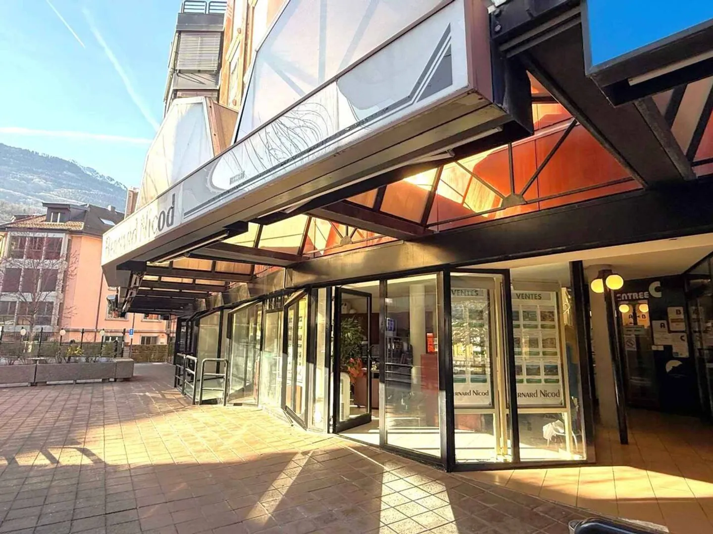 Offices for sale in the heart of downtown - Photo 1 of 6