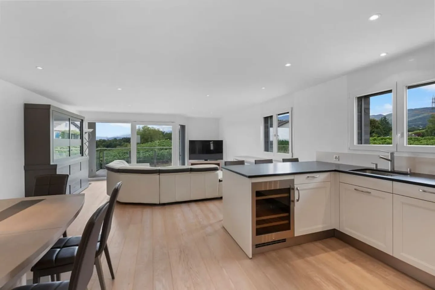 High-end apartment with unobstructed view - Photo 4 of 13