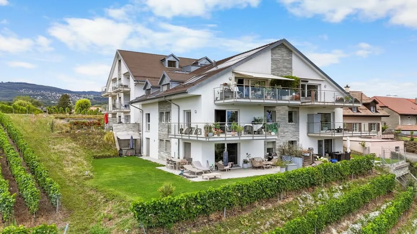 High-end apartment with unobstructed view - Photo 7 of 13