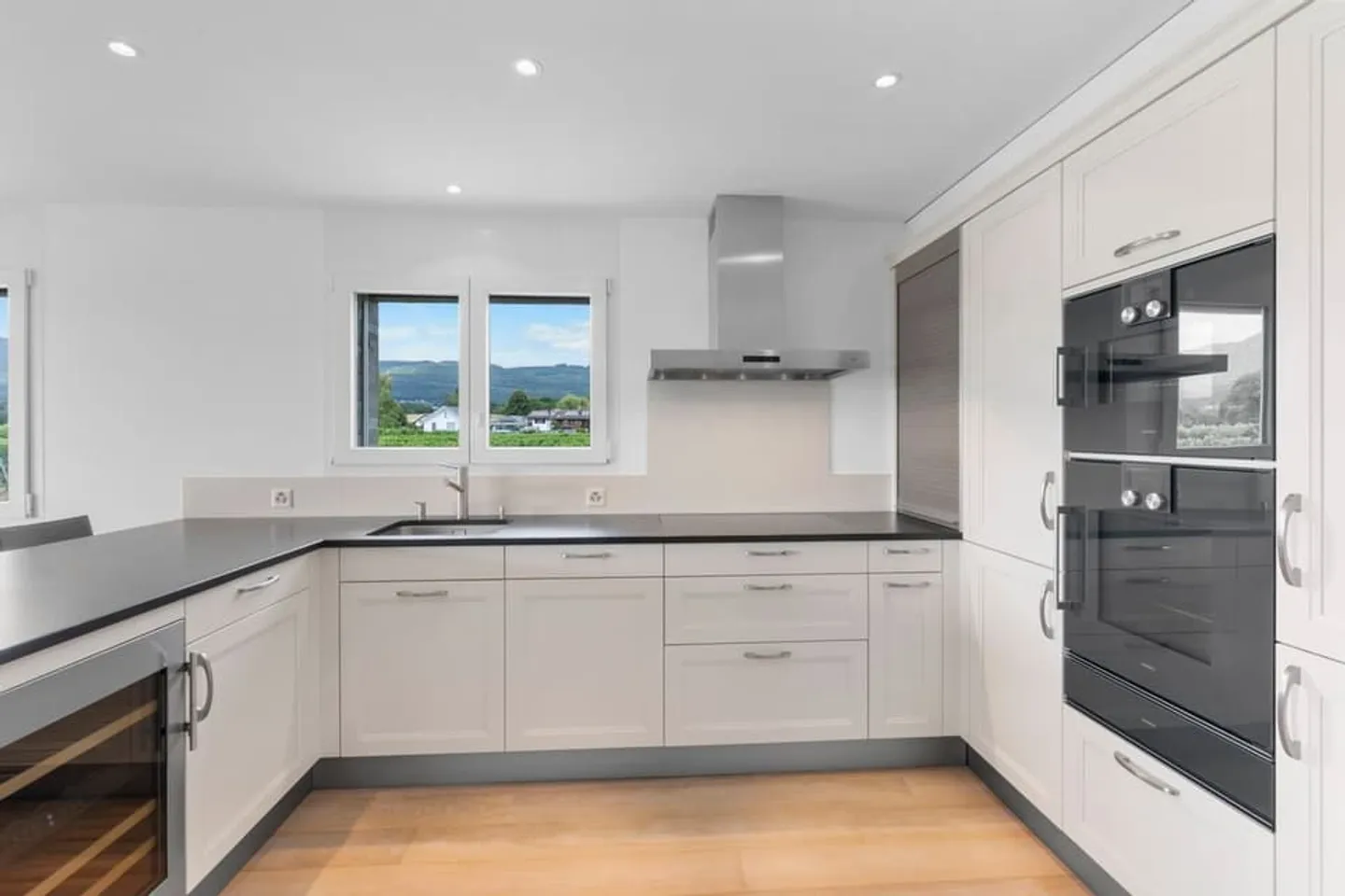 High-end apartment with unobstructed view - Photo 5 of 13