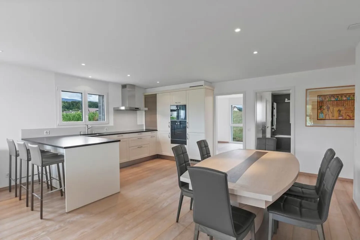 High-end apartment with unobstructed view - Photo 8 of 13